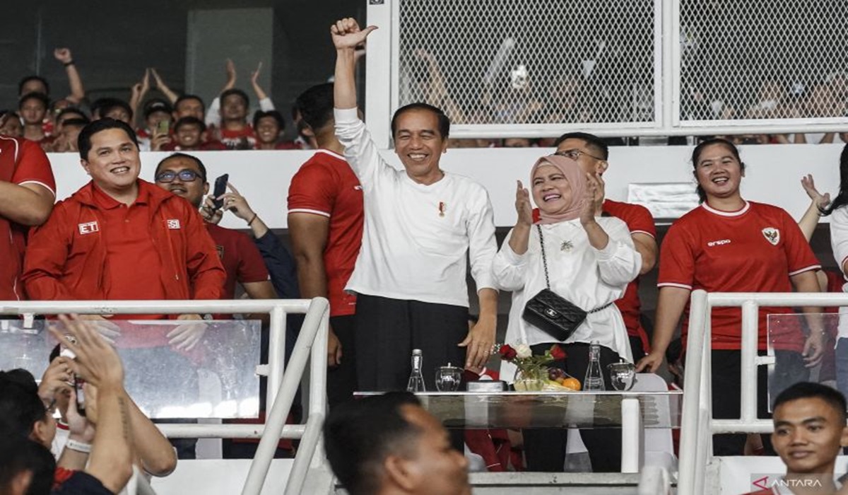 Presiden Joko Widodo (tengah)menyaksikan laga timnas Indonesia melawan Filipina di Stadion Utama Gelora Bung Karno, Jakarta, Selasa (11/6).