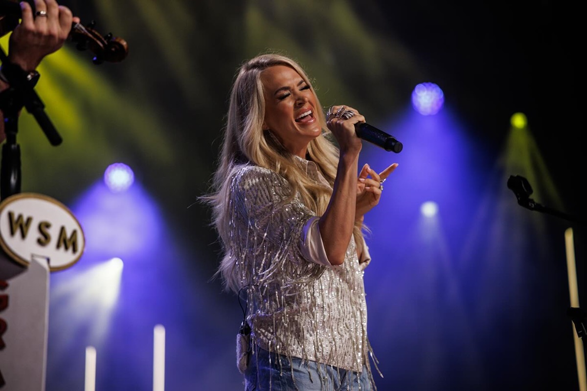 Carrie Underwood dan keluarganya berhasil selamat dari kebakaran yang terjadi di rumah mereka di Tennessee pada Minggu malam. 