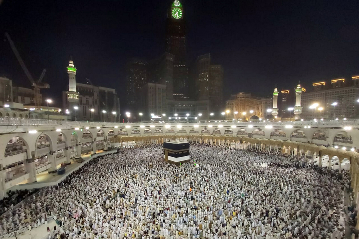 Umat Islam melaksanakan salat di Masjidil Haram, Makkah, Arab Saudi.