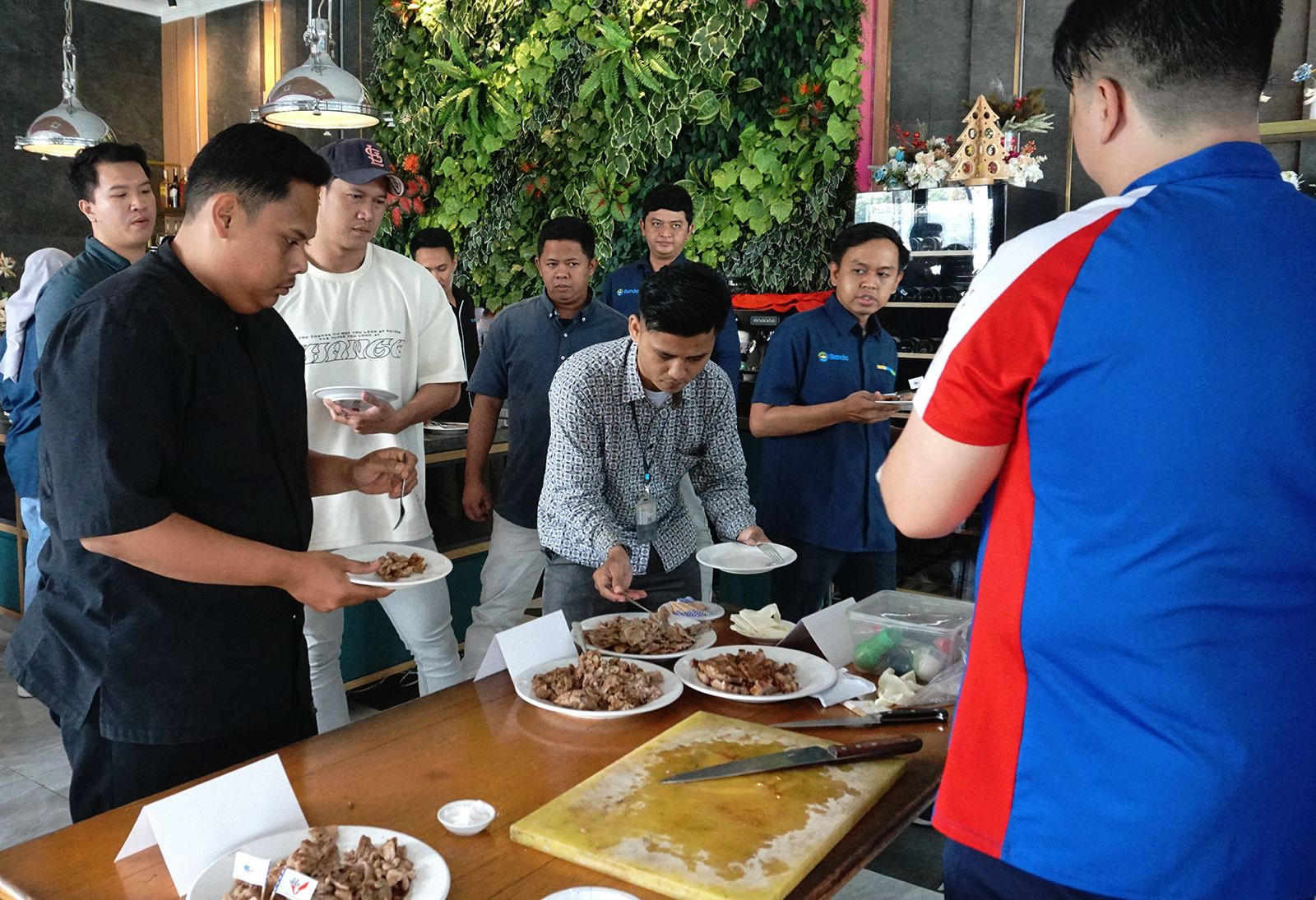 Chef Jonathan Neo memberikan materi dalam workshop.