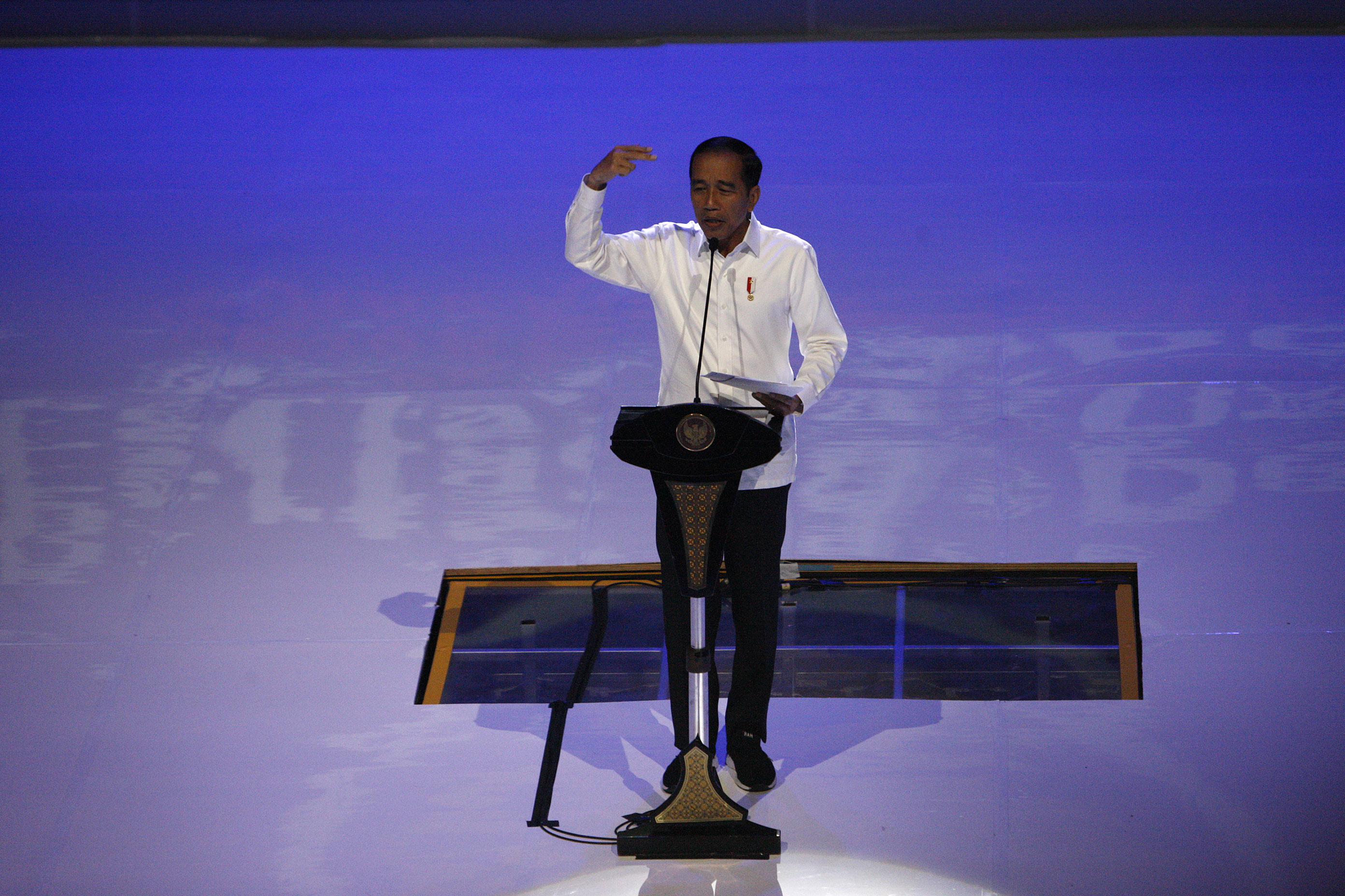  Presiden Joko Widodo menyampaikan pidato dalam penutupan Kongres Ke-II Partai NasDem, JIEXPO Kemayoran, Jakarta, November 2019. 