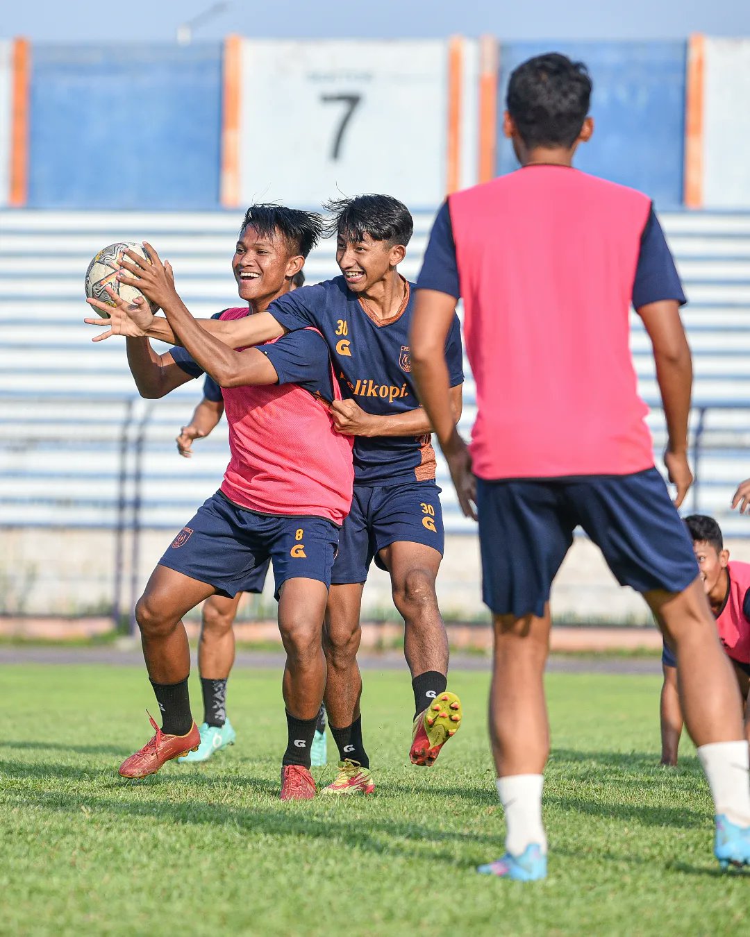 Latihan pemain Persela Lamongan. 