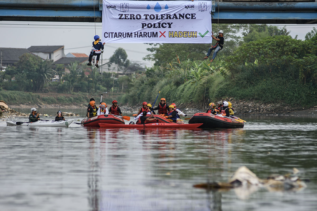 Sejumlah aktivis membentangkan spanduk kampanye saat Aksi untuk Kualitas Air Sungai Citarum di Kabupaten Bandung, Jabar.