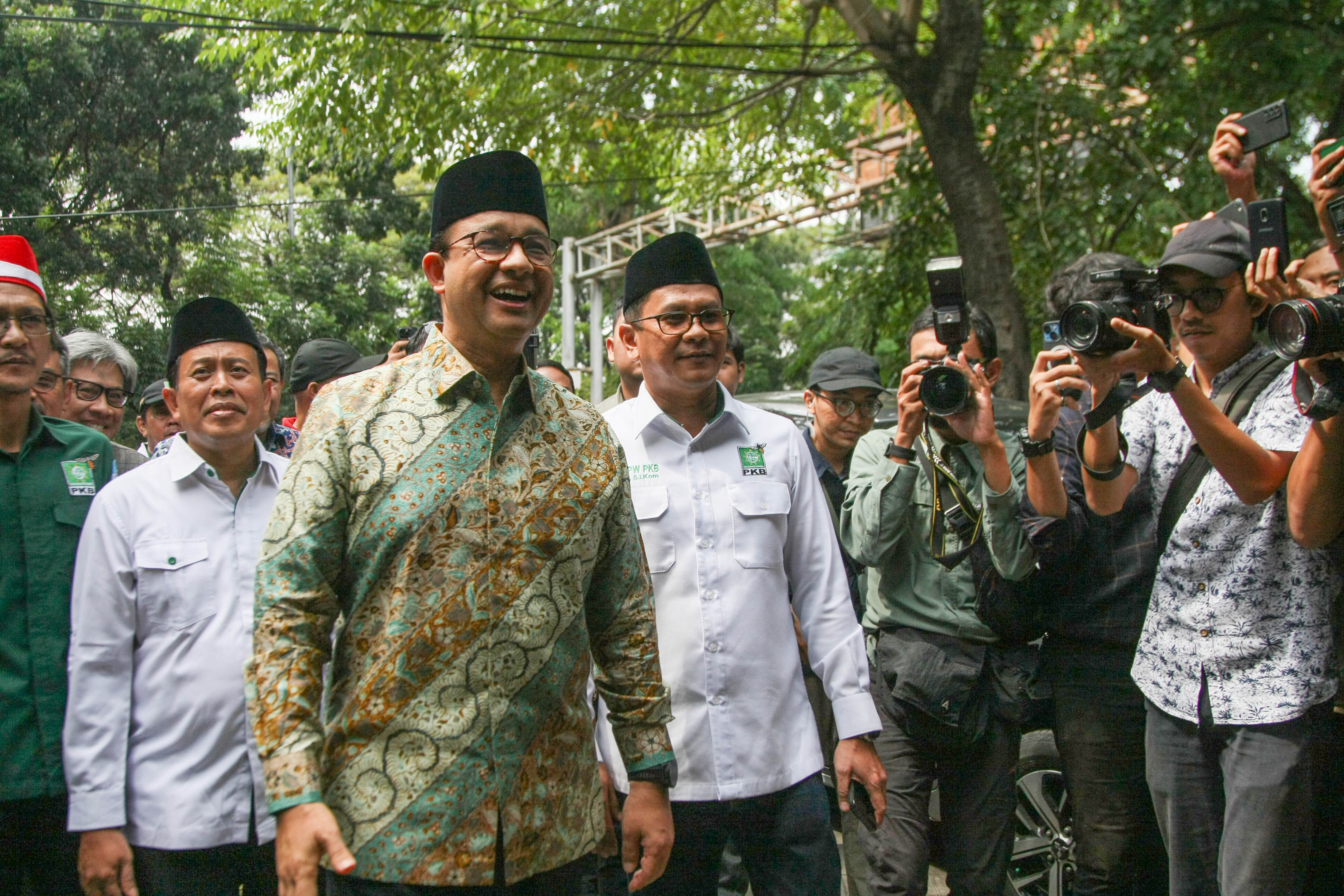 Mantan Gubernur DKI Jakarta periode 2017-2022, Anies Baswedan disambut para kader PKB saat tiba di Kantor DPW DKI Jakarta di Pulogadung