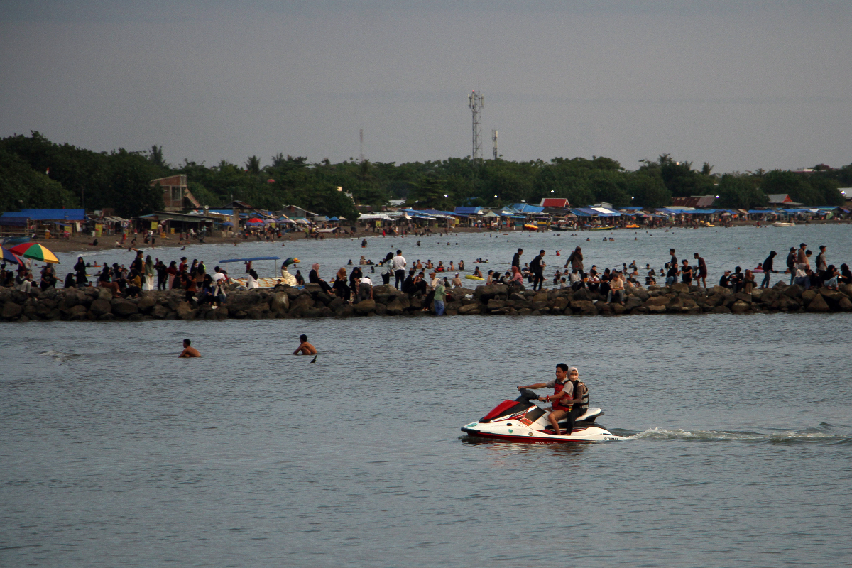 Pengunjung bermain jet ski di perairan Pantai Akkarena di Makassar, Sulawesi Selatan