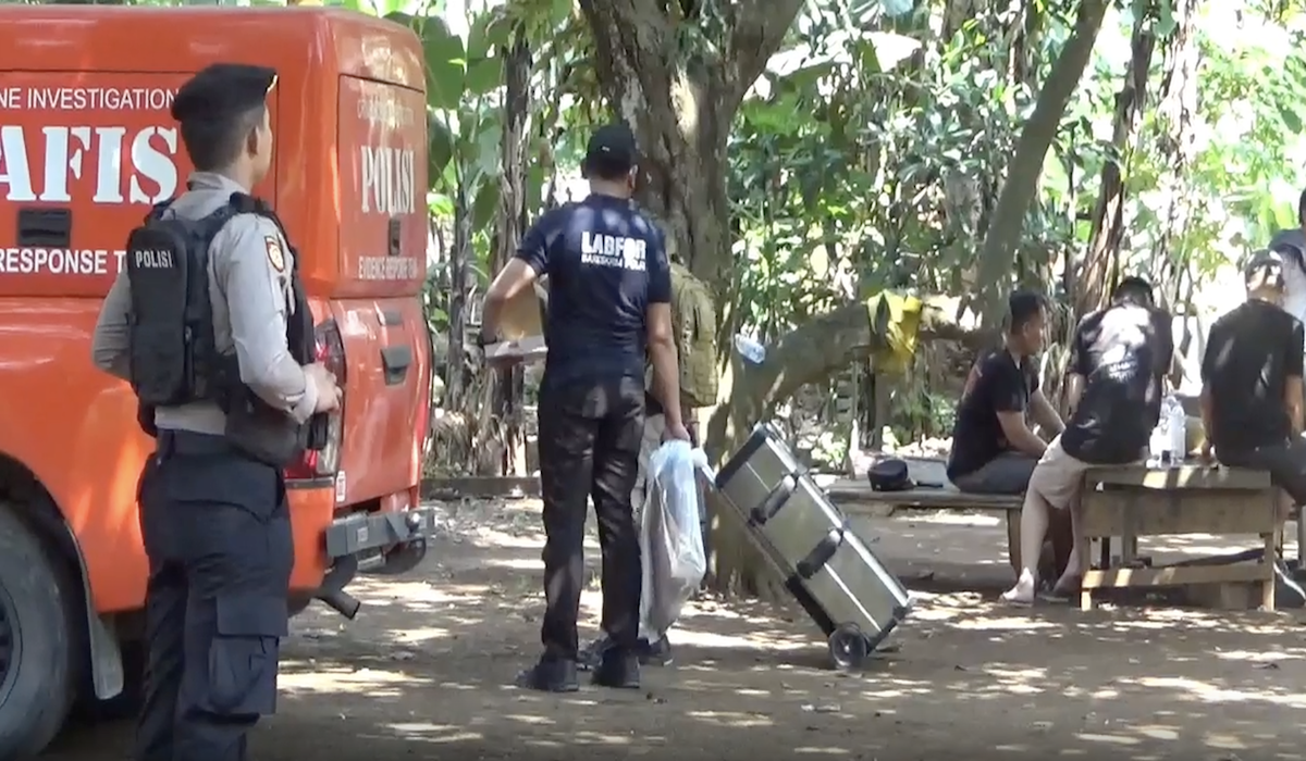 Tim Densus 88 Antiteror Mabes Polri menggeledah sebuah rumah kontrakan di Cikampek, Kabupaten Karawang