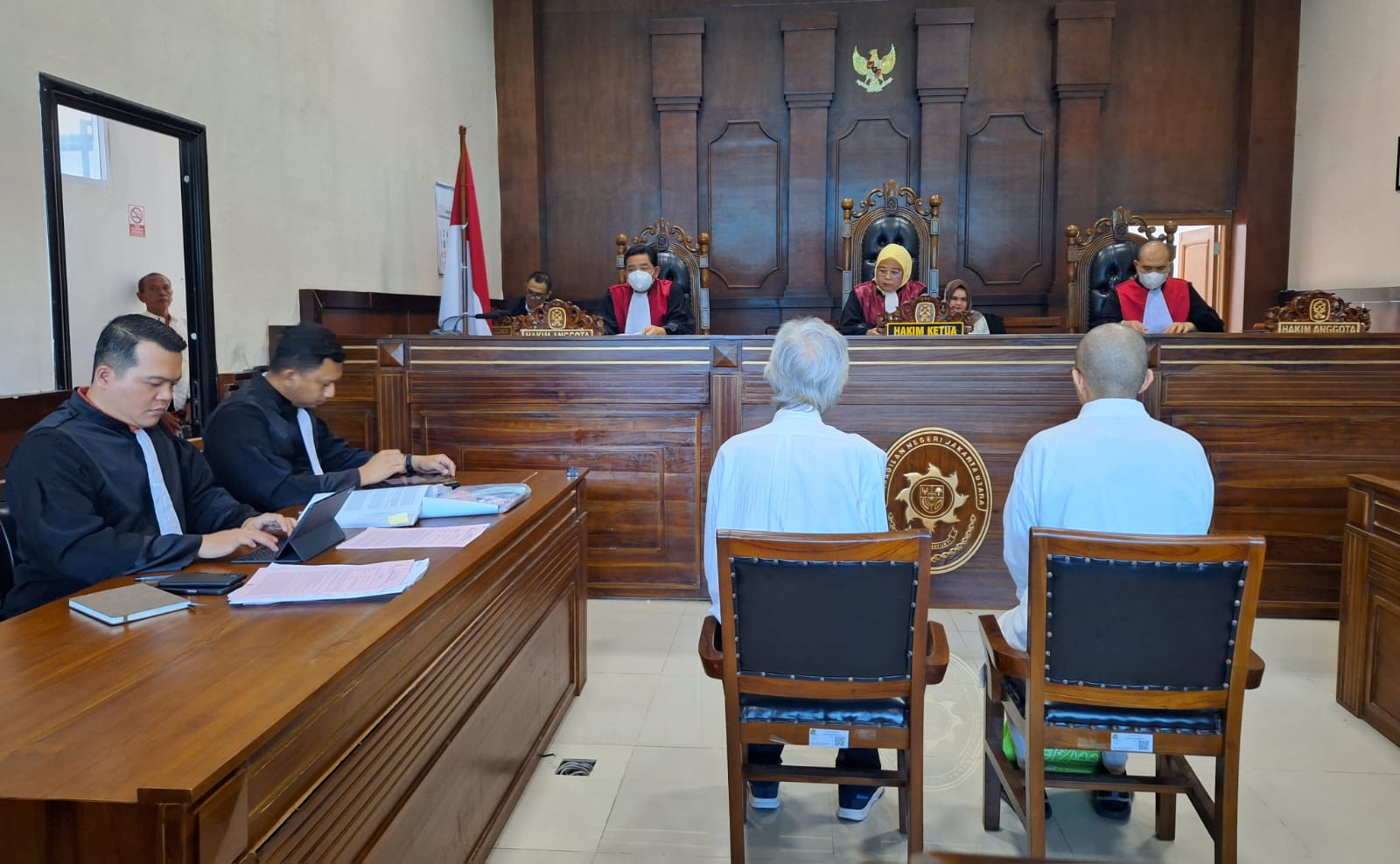 Terdakwa AJ bersama putrinya, biksuni EV (kanan), kembali menjalani sidang di PN Jakarta Utara, Selasa (4/6). 