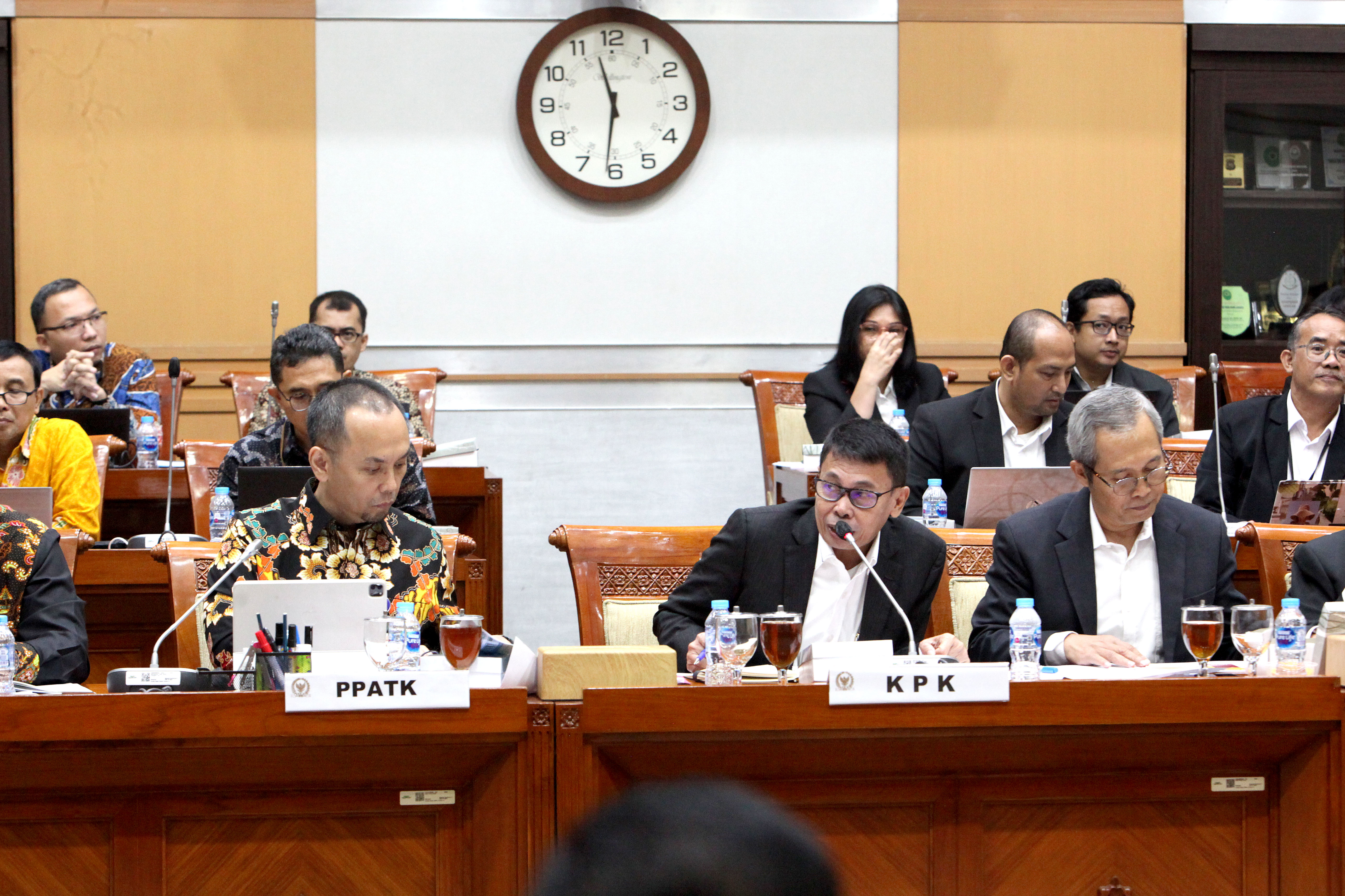 Pimpinan KPK mengikuti rapat kerja dengan Komisi III di Gedung Nusantara, Kompleks Parlemen Senayan, Jakarta, Selasa (11/6/2024).