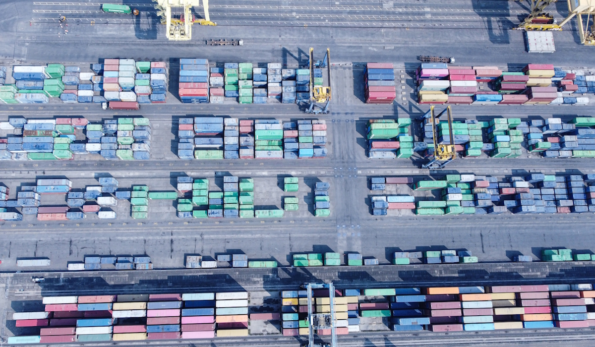 Foto udara aktivitas bongkar muat peti kemas ekspor dan impor di Terminal Peti Kemas (TPK) Pelabuhan Tanjung Emas, Semarang