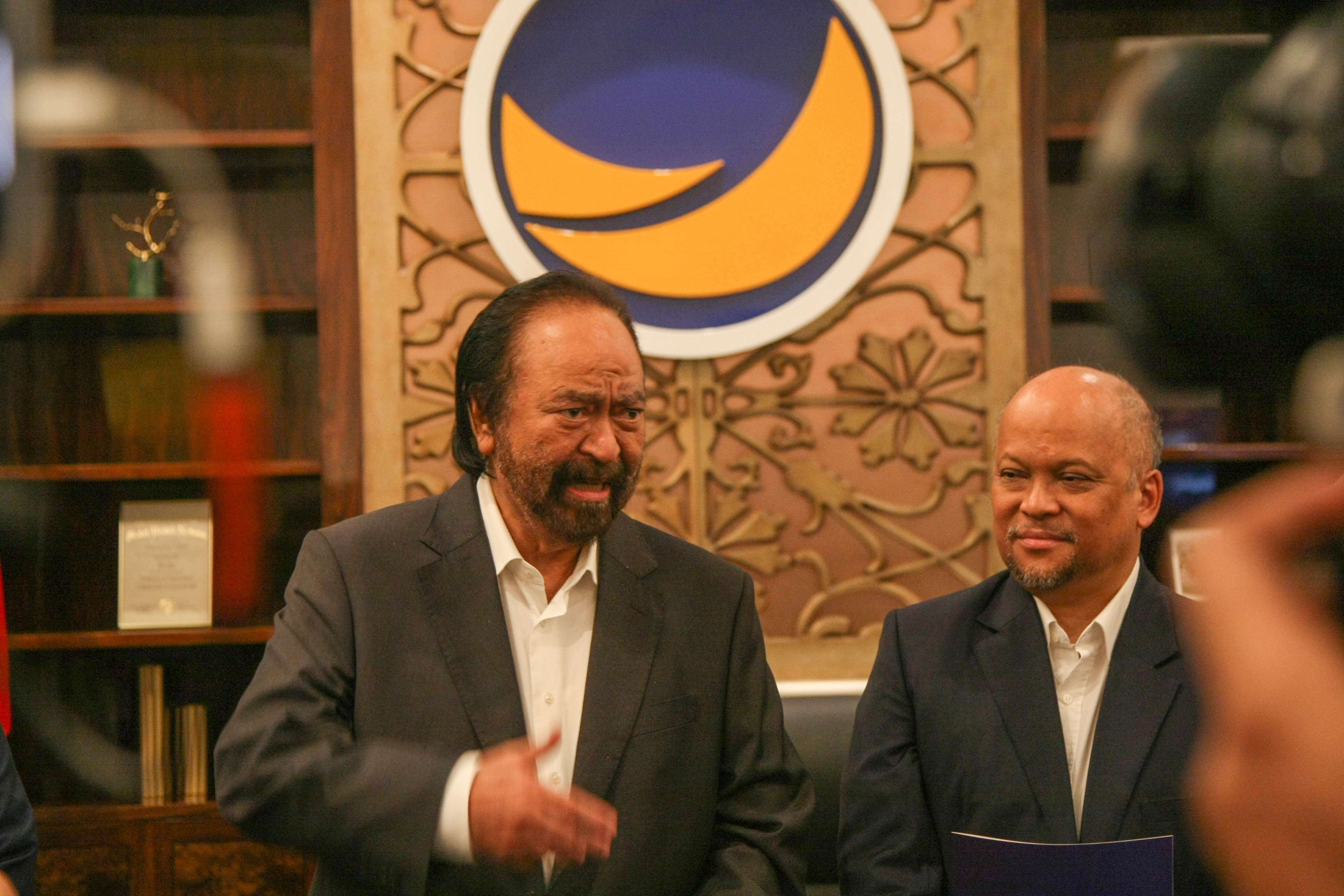 Ketua Umum NasDem memberi surat rekemendasi Partai NasDem kepada Ilham Akbar Habibie untuk maju pada Pilgub Jawa Barat 2024