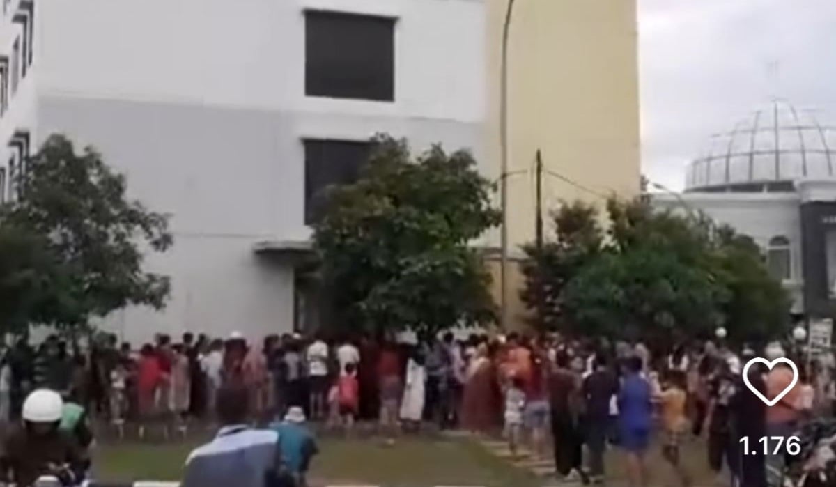 Warga berkerumun di tempat kejadian.