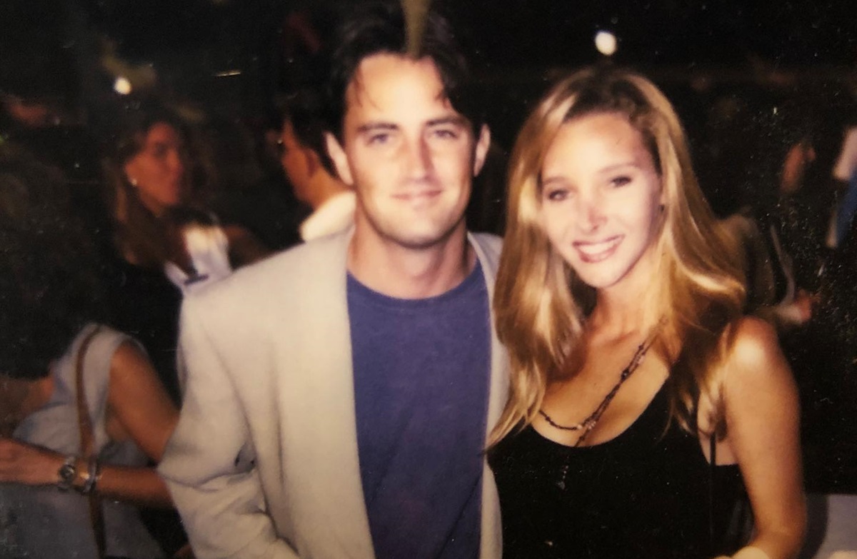 Lisa Kudrow merayakan mendiang Matthew Perry dengan menonton ulang sitkom 