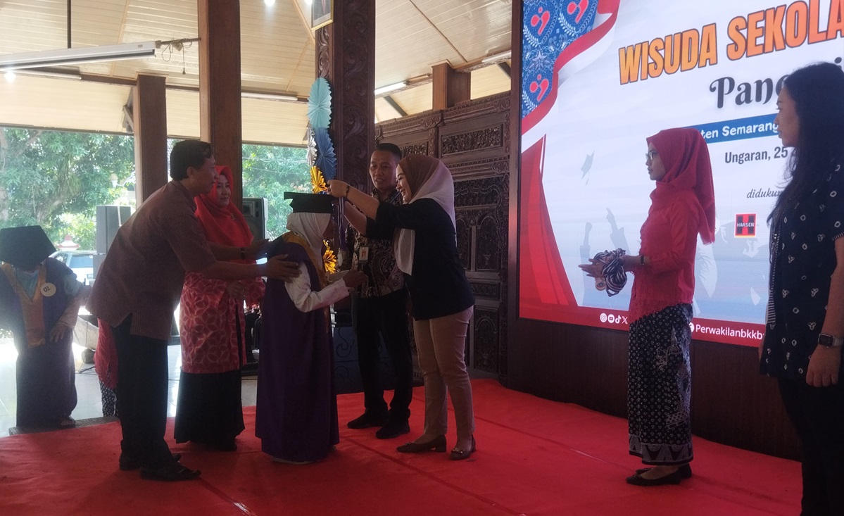 Para lansia diwisuda dengan penuh semangat di Sekolah Lansia Pancasila, bagian dari peringatan Harganas Ke-31