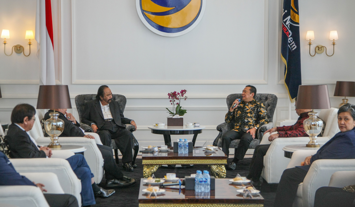 Ketua Umum Partai NasDem, Surya Paloh (kiri) menerima kunjungan Ketua MPR, Bambang Soesatyo (kanan) 