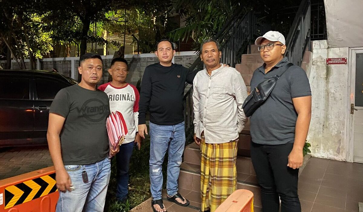 Tersangka Kasus Korupsi Tanah Kas Desa Gempolsari Sidoarjo (kedua dari kanan).