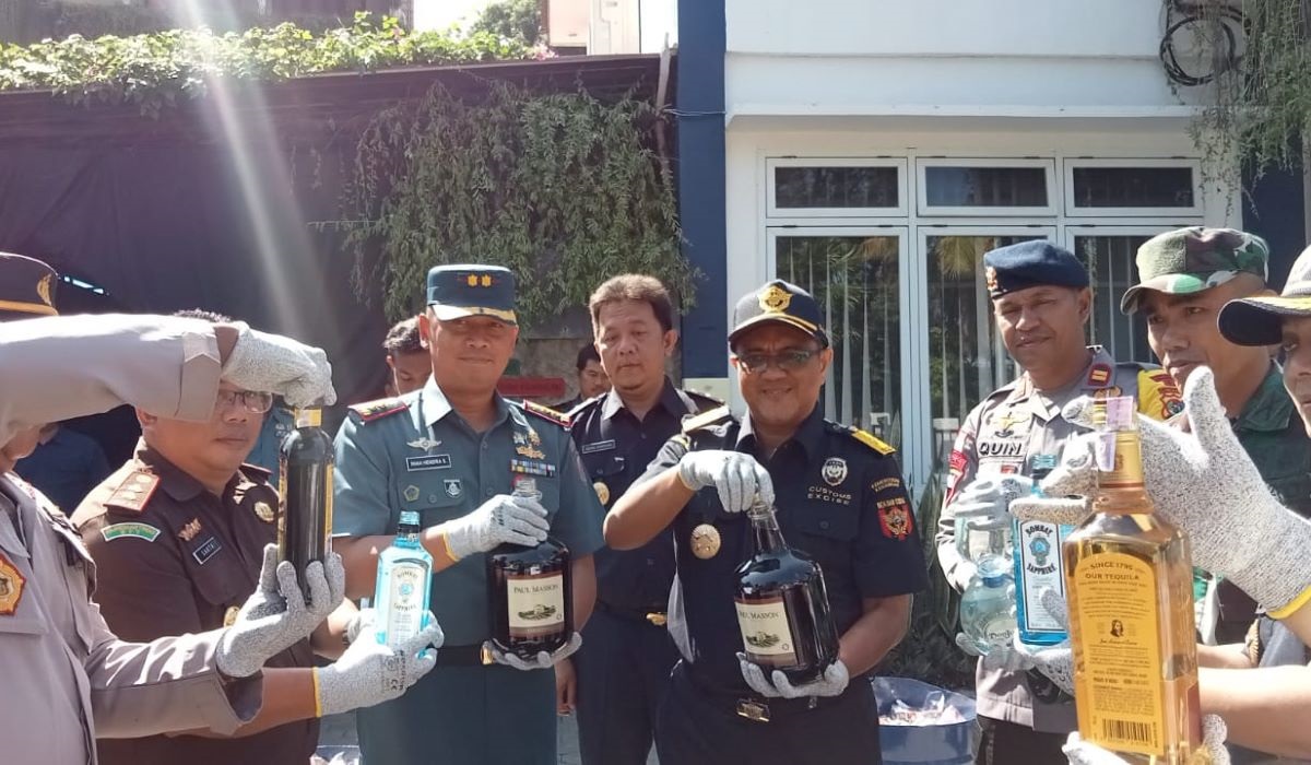 Kantor Bea Cukai Labuan Bajo, Manggarai Barat, Nusa Tenggara Timur (NTT), memusnahkan produk dagang ilegal senilai Rp1,1 milliar. 