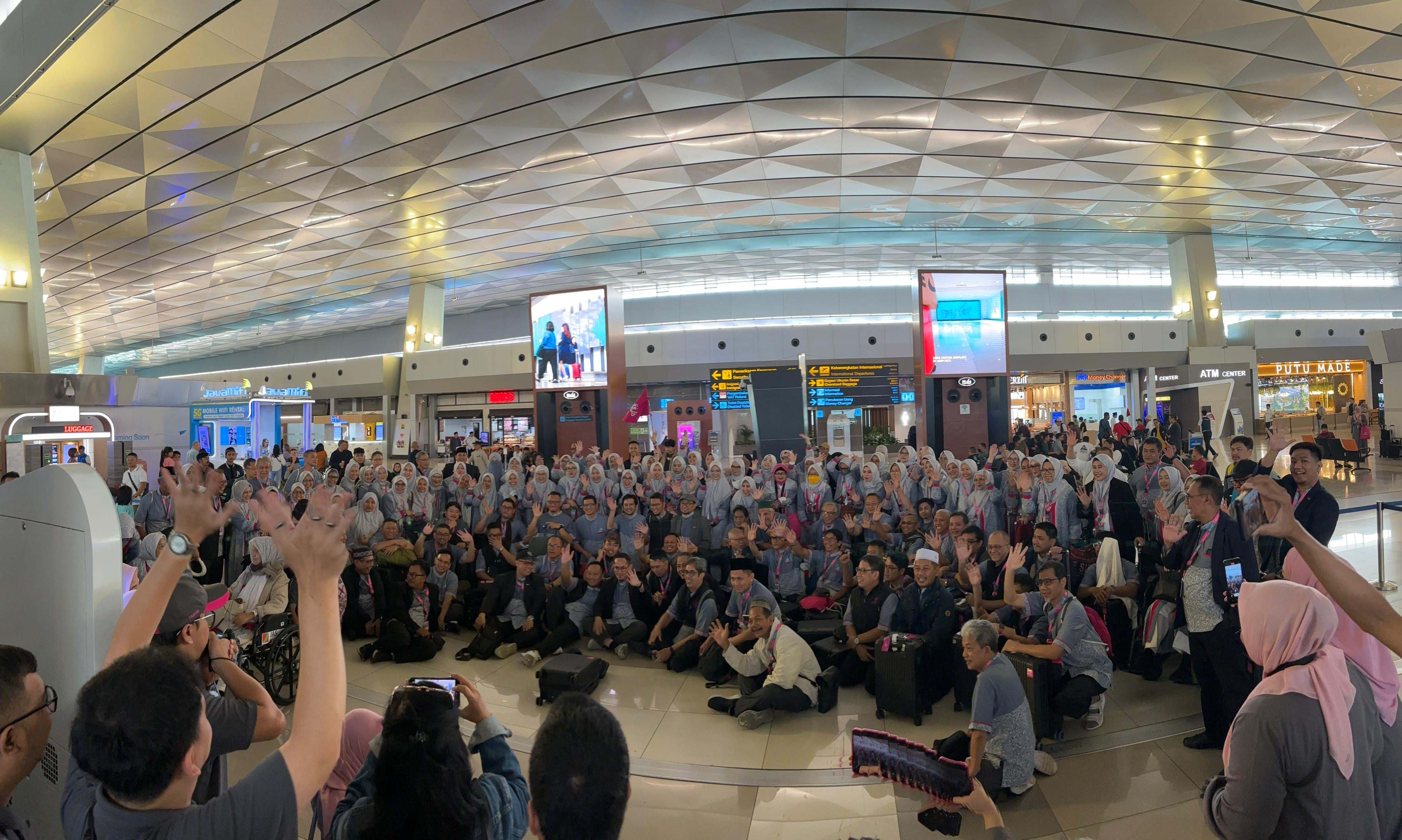 Para jemaah haji yang diberangkatkan  Khalifah Tour Jawa Barat