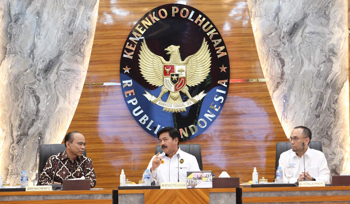 Menko Polhukam Hadi Tjahjanto (tengah) berdiskusi dengan Menkominfo Budi Ari Setiadi (kiri) dan Kepala PPATK Ivan Yustiavandana 