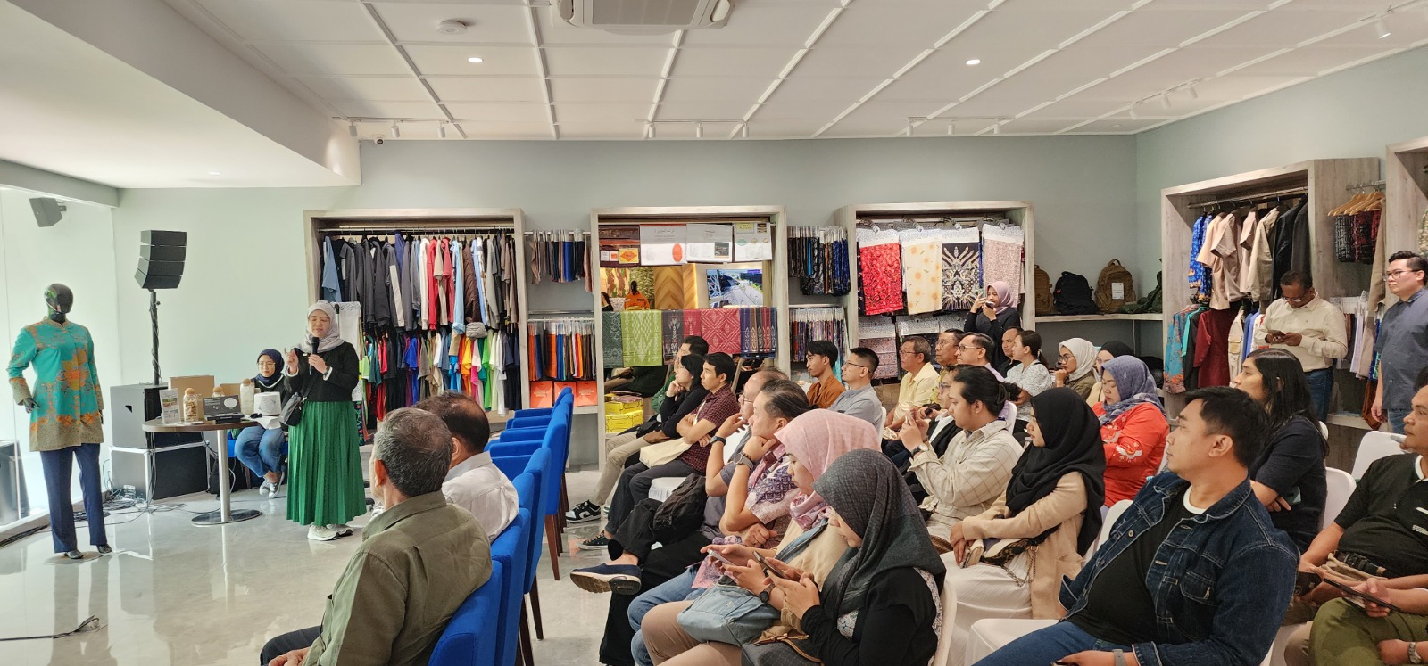 Sejumlah warga dan pebisnis mengikuti kegiatan yang digelar PT South Pacific Viscose (SPV) dan PT Sritex di Bandung.  