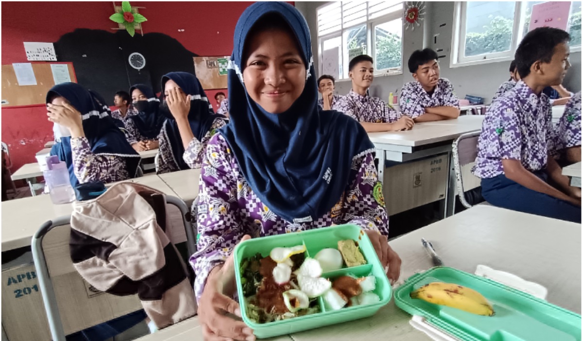 Siswa menunjukkan menu makan dalam simulasi makan siang gratis di SMP Negeri 2 Curug, Tangerang, Banten, Kamis (29/2/2024).