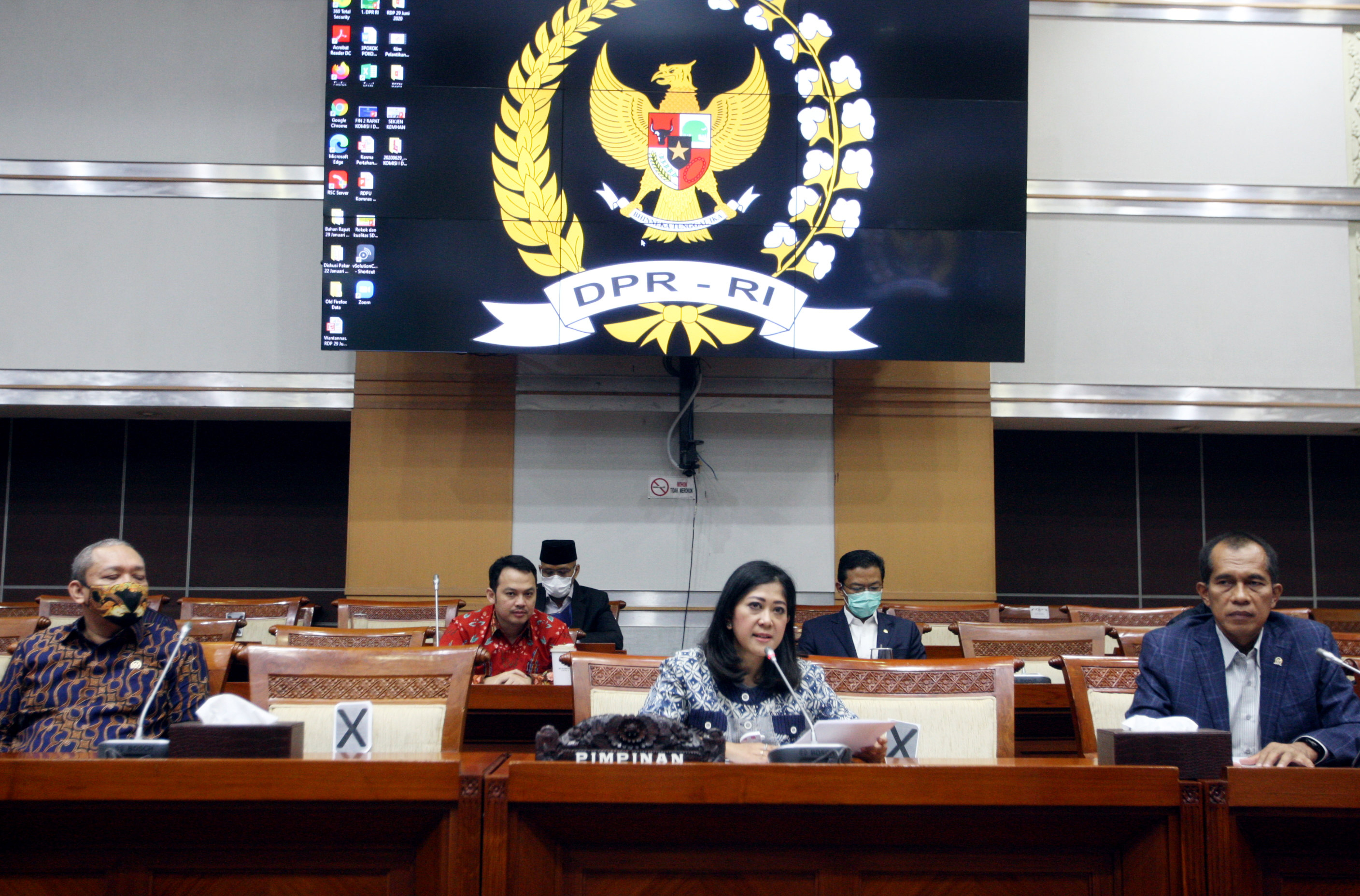 Ketua Komisi I DPR RI Meutya Hafid (tengah)