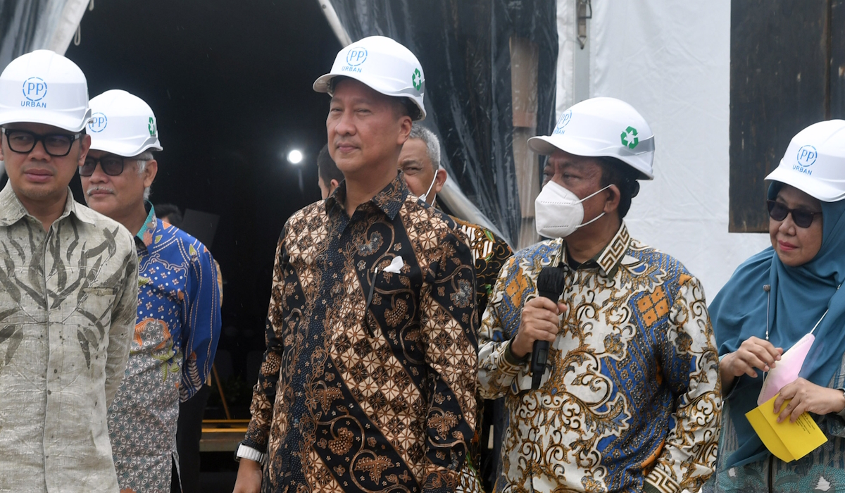 Menteri Perindustrian Agus Gumiwang Kartasasmita (tengah) 