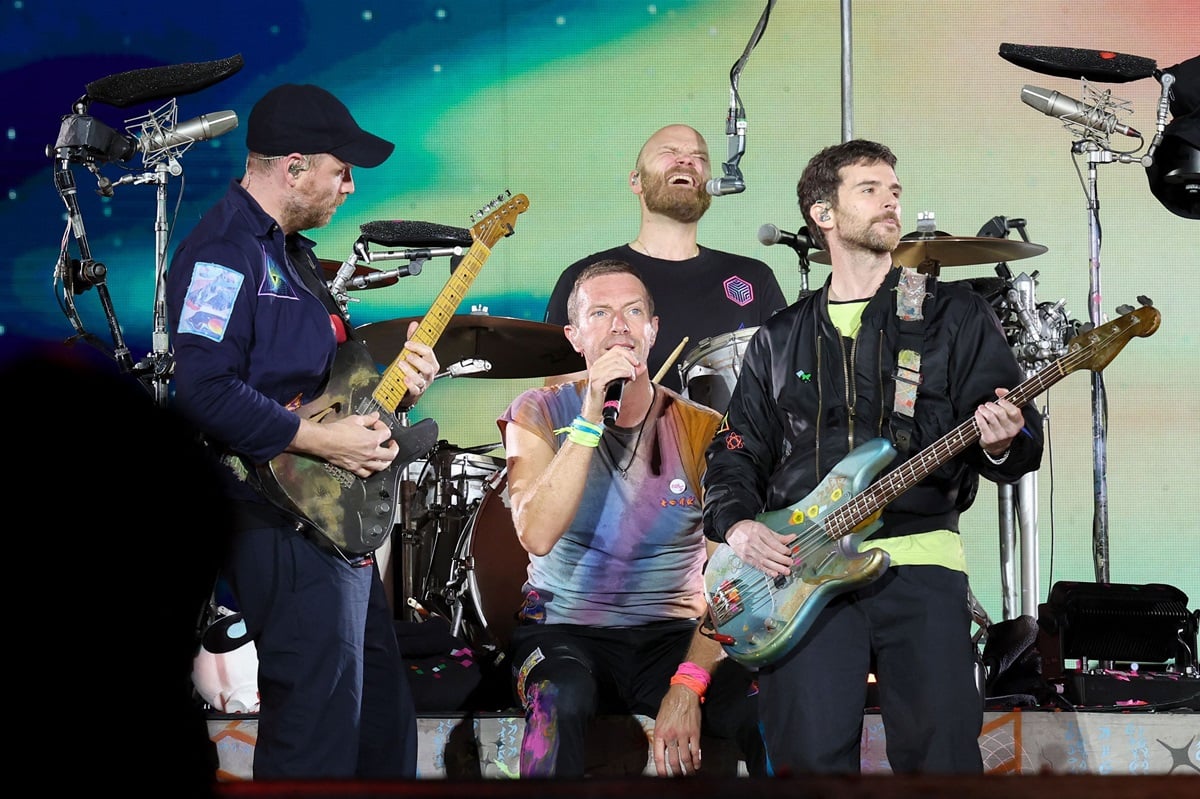 Konser Coldplay di Athena mengalami insiden saat seorang pria yang mengenakan bendera Israel jatuh saat mencoba mendekati panggung. 