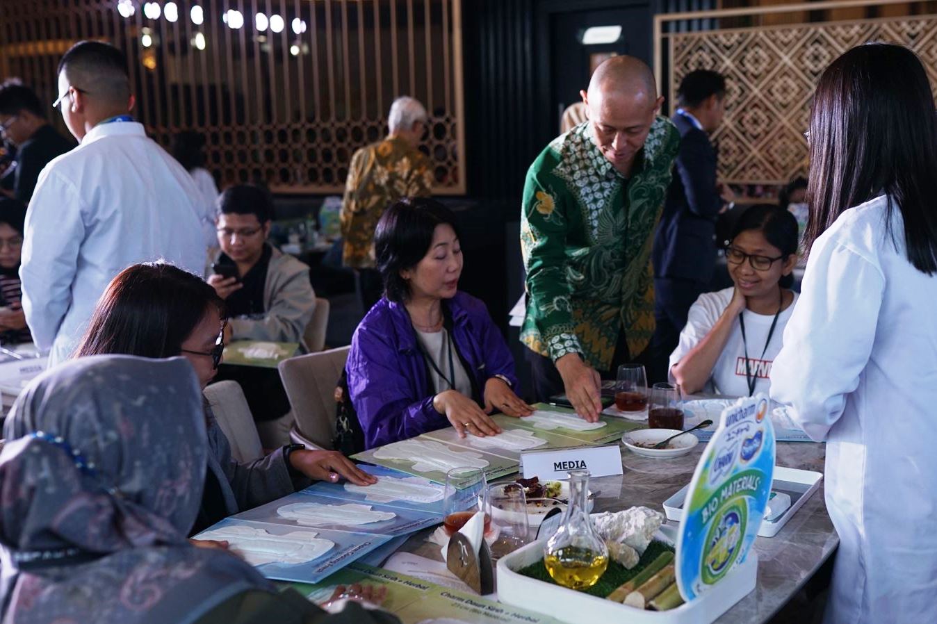 Pengunjung sedang konsultasi di stan salah satu produk pembalut Uni Charm.