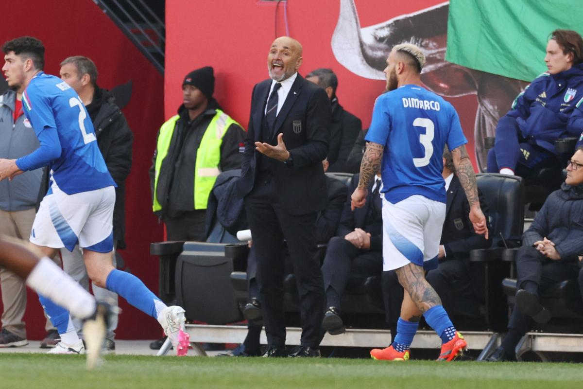 Reaksi pelatih kepala Italia Luciano Spalletti selama pertandingan sepak bola persahabatan antara Italia dan Ekuador di Red Bull Arena di Ha