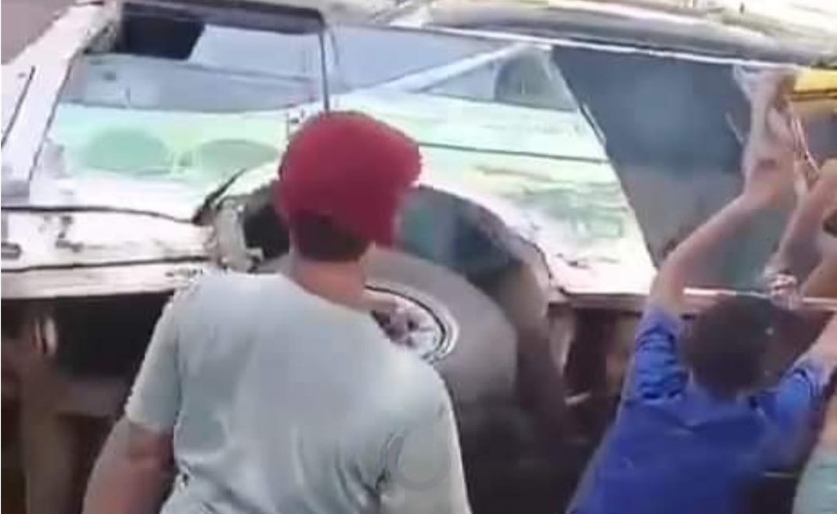 Bus tiga perempat yang menangkut siswa SD terguling dan menimpa dua motor di Jepara, Jawa Tengah. 
