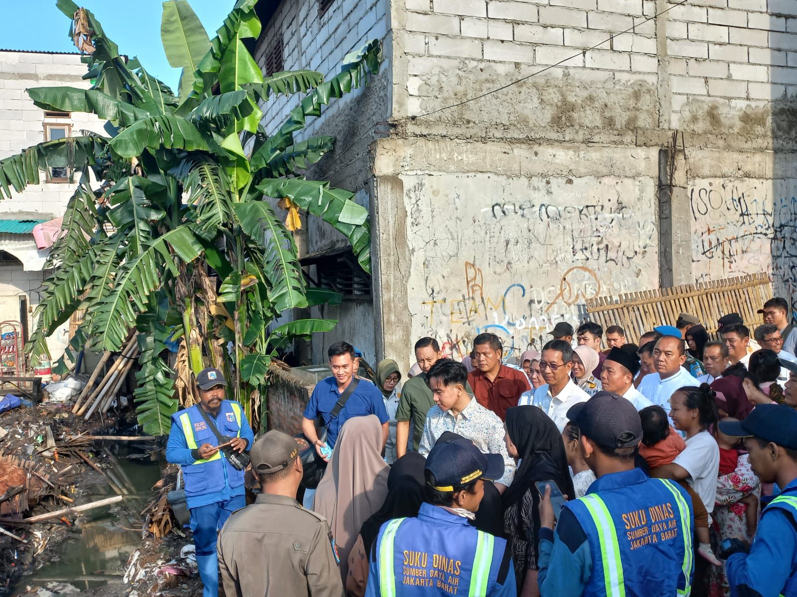 Gibran ikut Pj Gubernur Jakarta Blusukan ke Kali di Jakarta Barat
