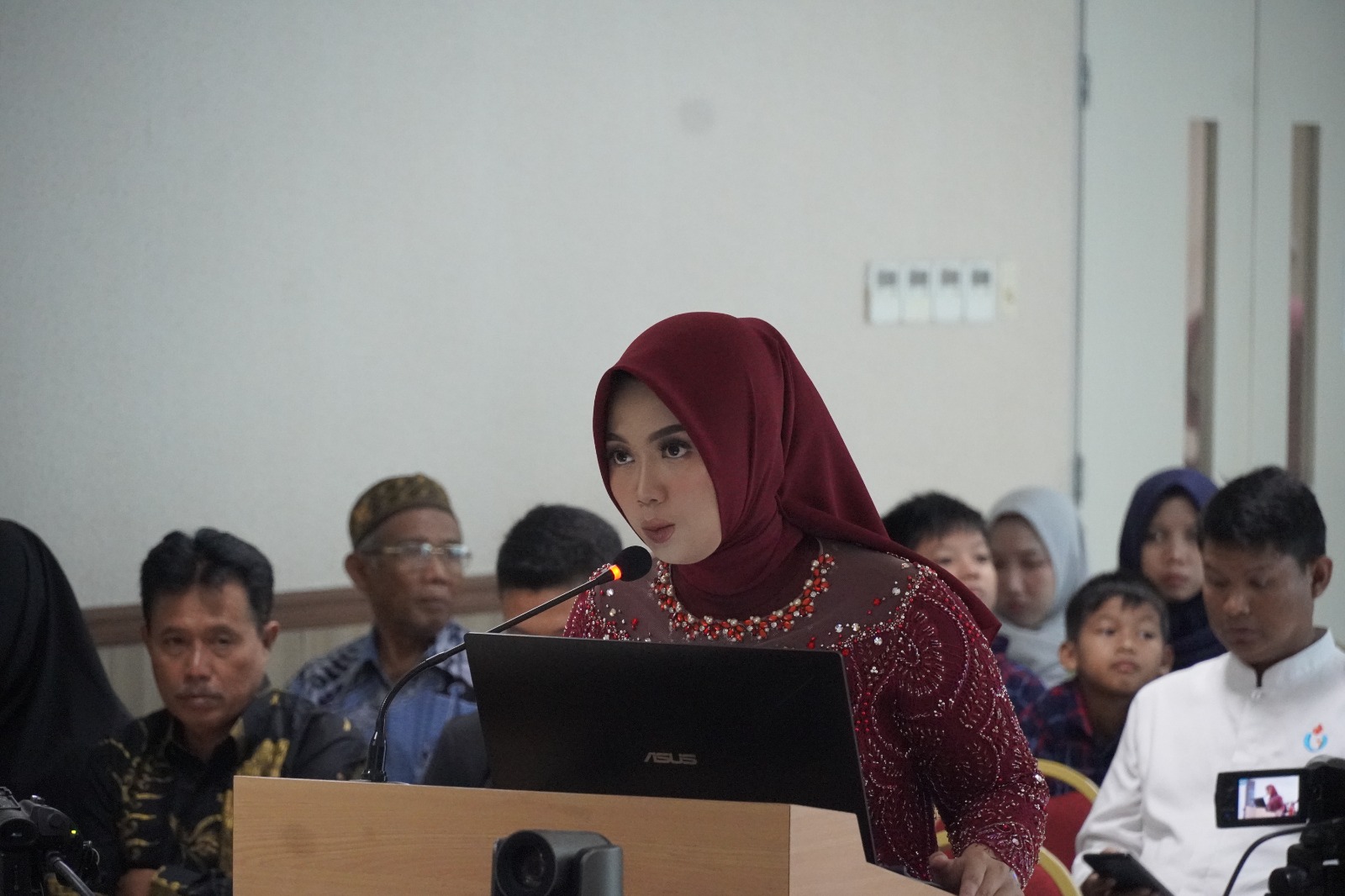 Chyta Anindhyta mempertahankan disertasinya di hadapan para penguji di aula sidang Pascasarjana UNJ (24/6/2024).