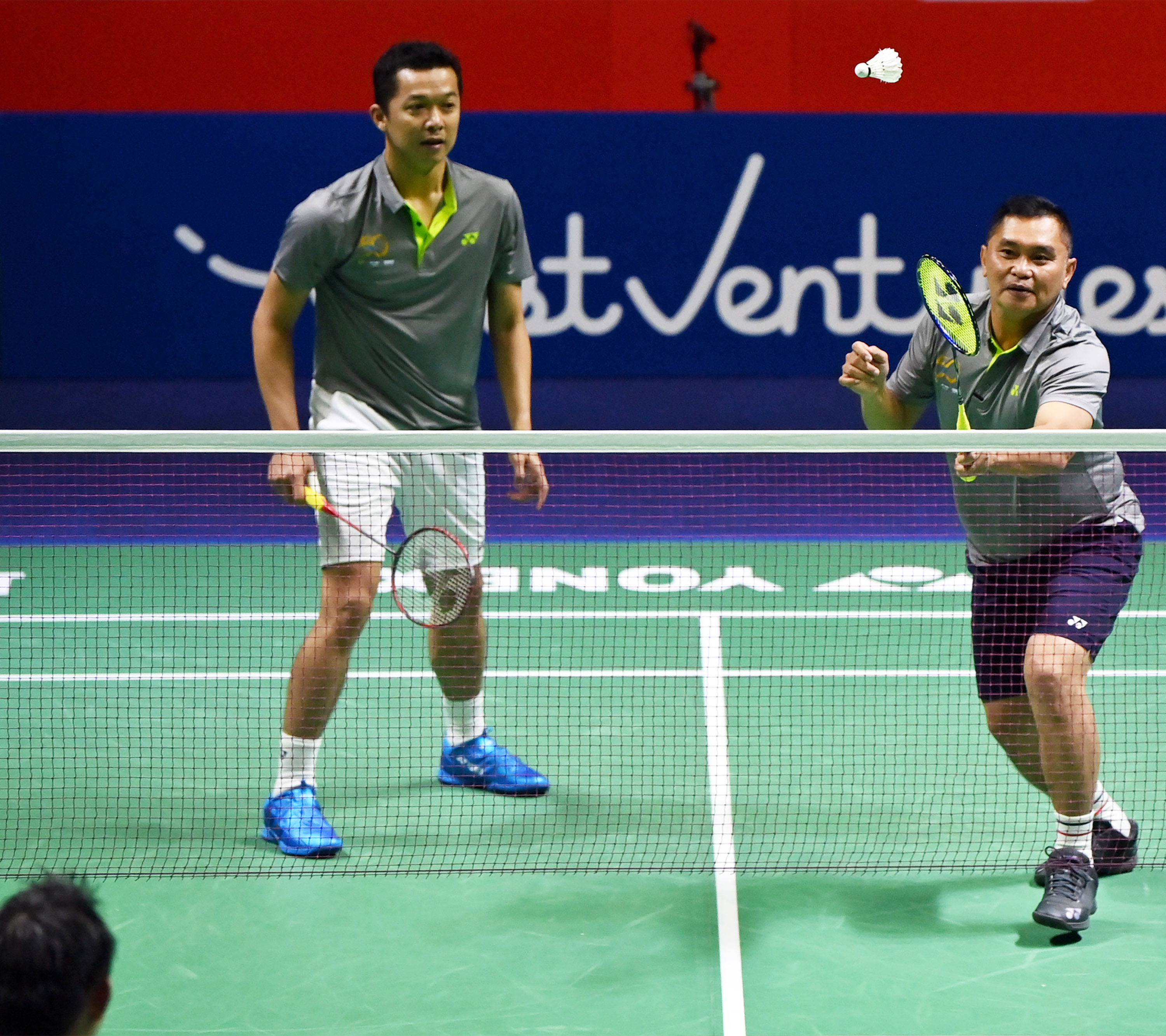 Sekjen PBSI Muhammad Fadil Imran (kanan) yang berpasangan dengan mantan pebulu tangkis Taufik Hidayat (kiri) 