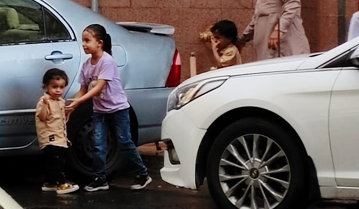 Warga Makkah bersukacita menyambut hujan.