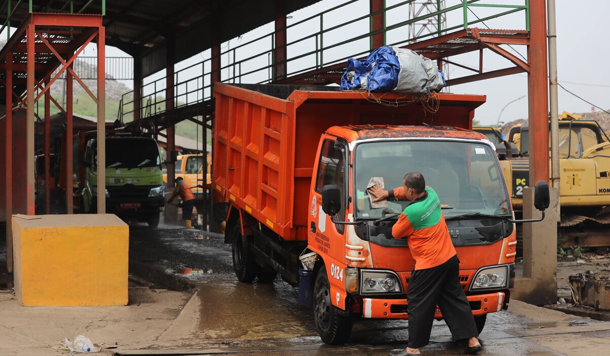Truk sampah, salah satu jenis kendaraan berat operasional yang digunakan di DKI Jakarta.