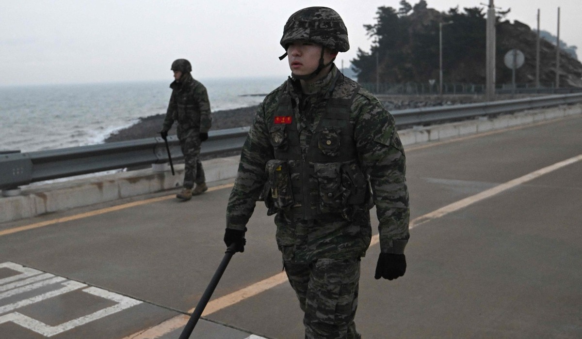 Tentara Korea Selatan berjaga di area perbatasan dengan Korea Utara, di Yeonpyeong island.