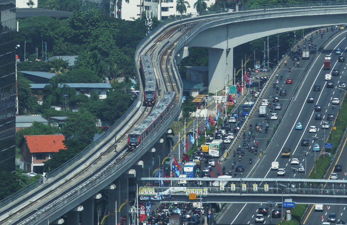 Presiden Joko Widodo menyoroti kemacetan lalu lintas di beberapa kota besar seperti Surabaya, Balikpapan, Bandung, dan Medan.