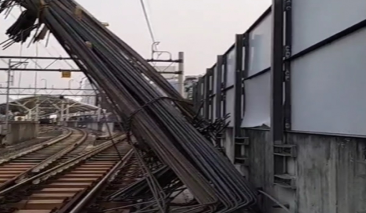 Muatan besi crane yang jatuh di lintasan MRT.