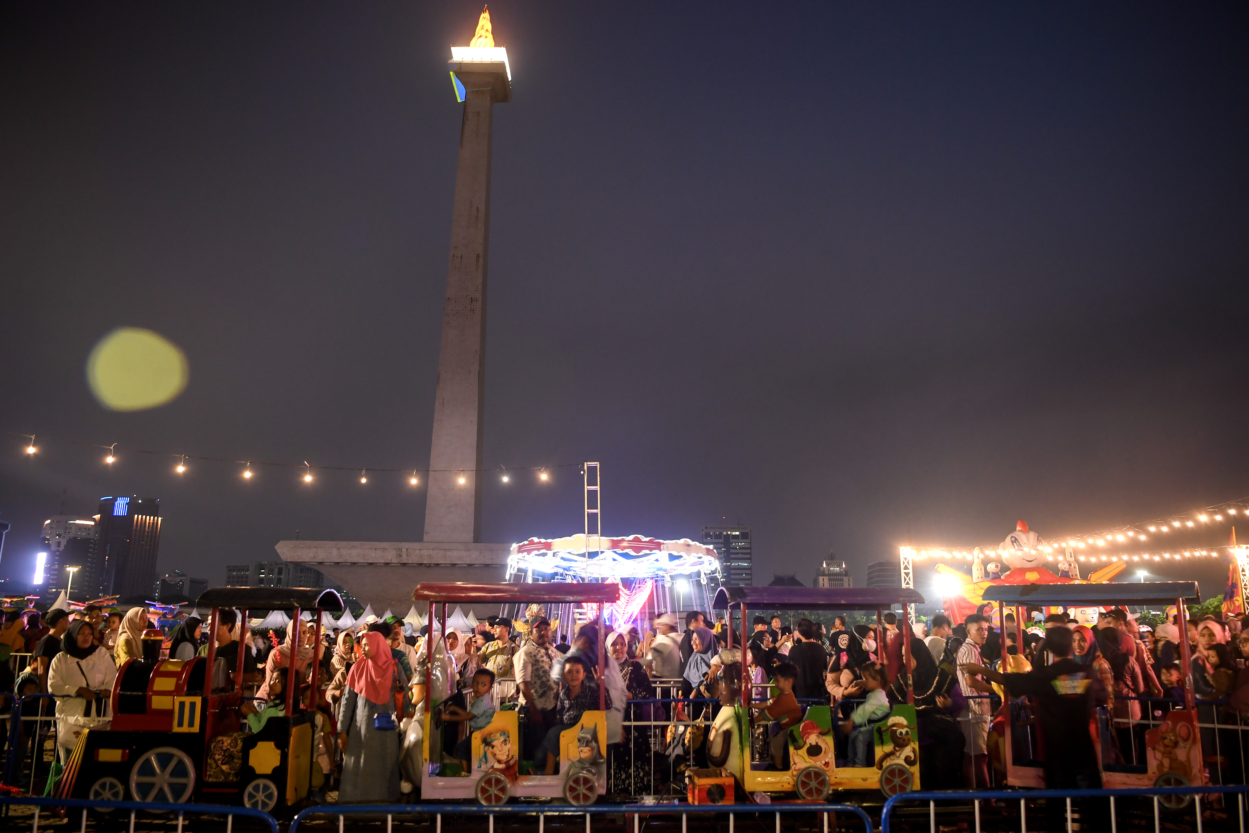 Sejumlah warga menikmati wahana saat berlangsungnya Jakarta Night Carnival 2024 