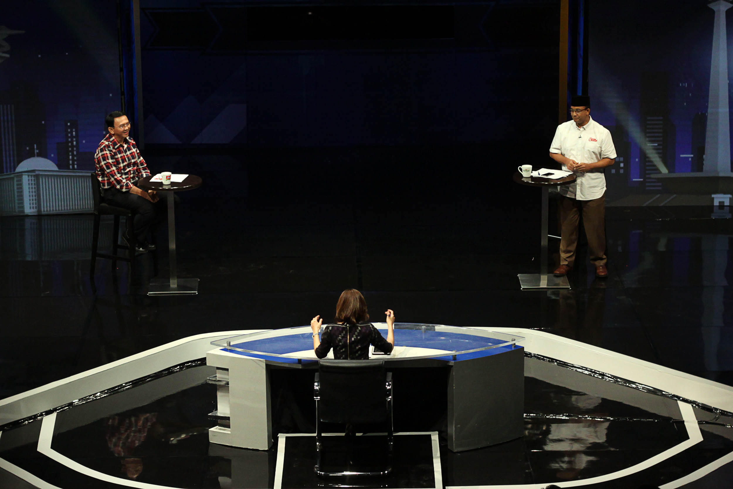 Mantan Calon Gubernur DKI Jakarta nomor urut dua dan tiga Basuki Tjahaja Purnama (kiri) dan Anies Baswedan (kanan) 