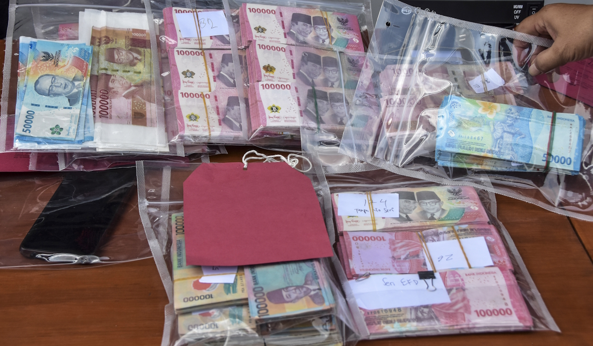 Polisi memperlihatkan barang bukti uang palsu saat konferensi pers di Makopolres Tasikmalaya 