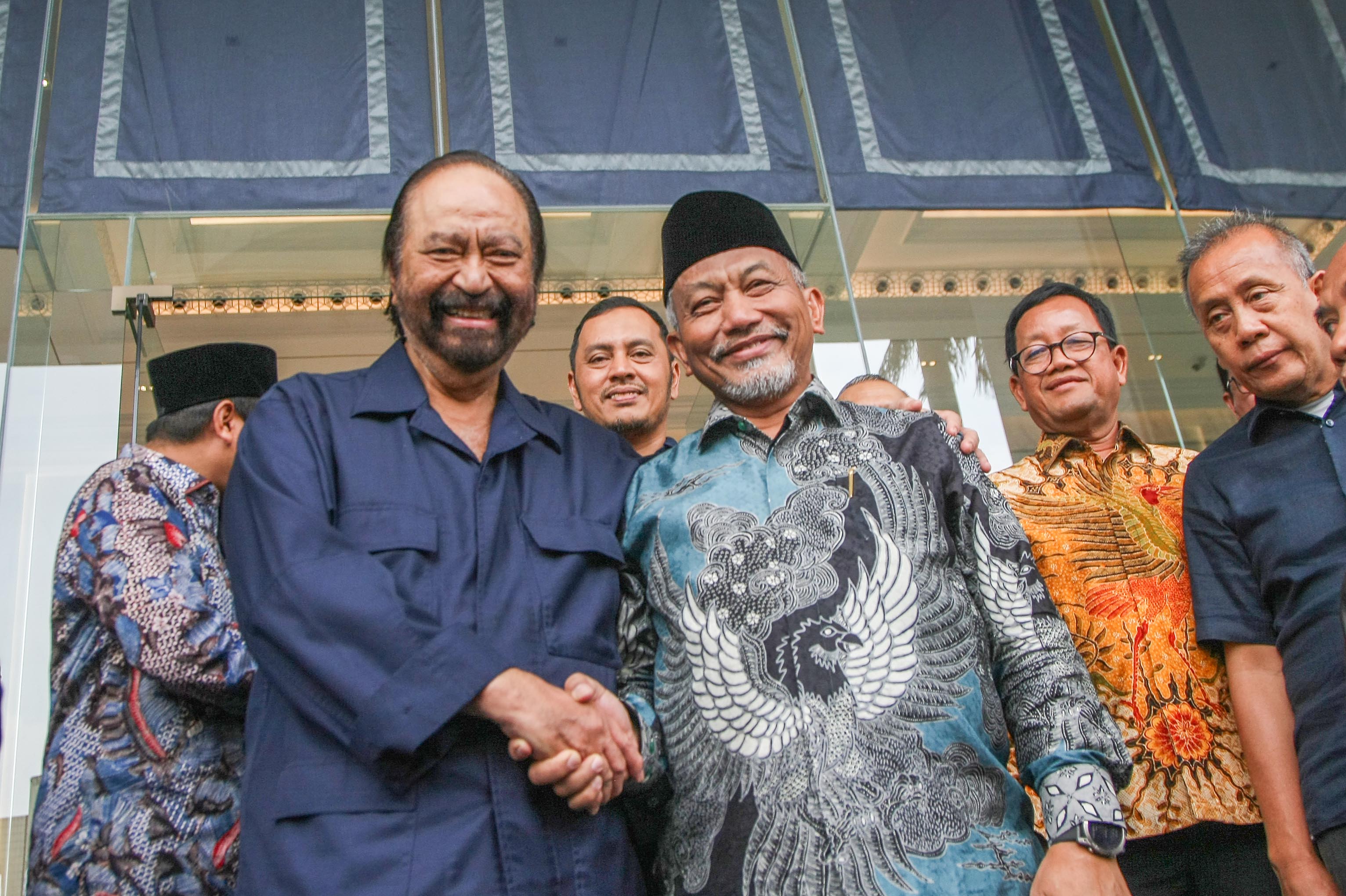 Ketua Umum Partai NasDem, Surya Paloh (kiri) bersalaman dengan Presiden PKS, Ahmad Syaikhu (tengah) 