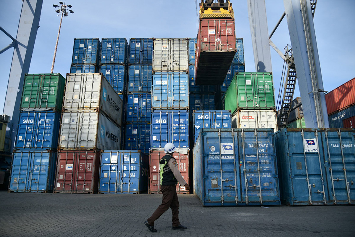 Seorang pekerja mengawasi proses bongkar muat peti kemas di Terminal Peti Kemas Internasional Belawan Kota Medan.