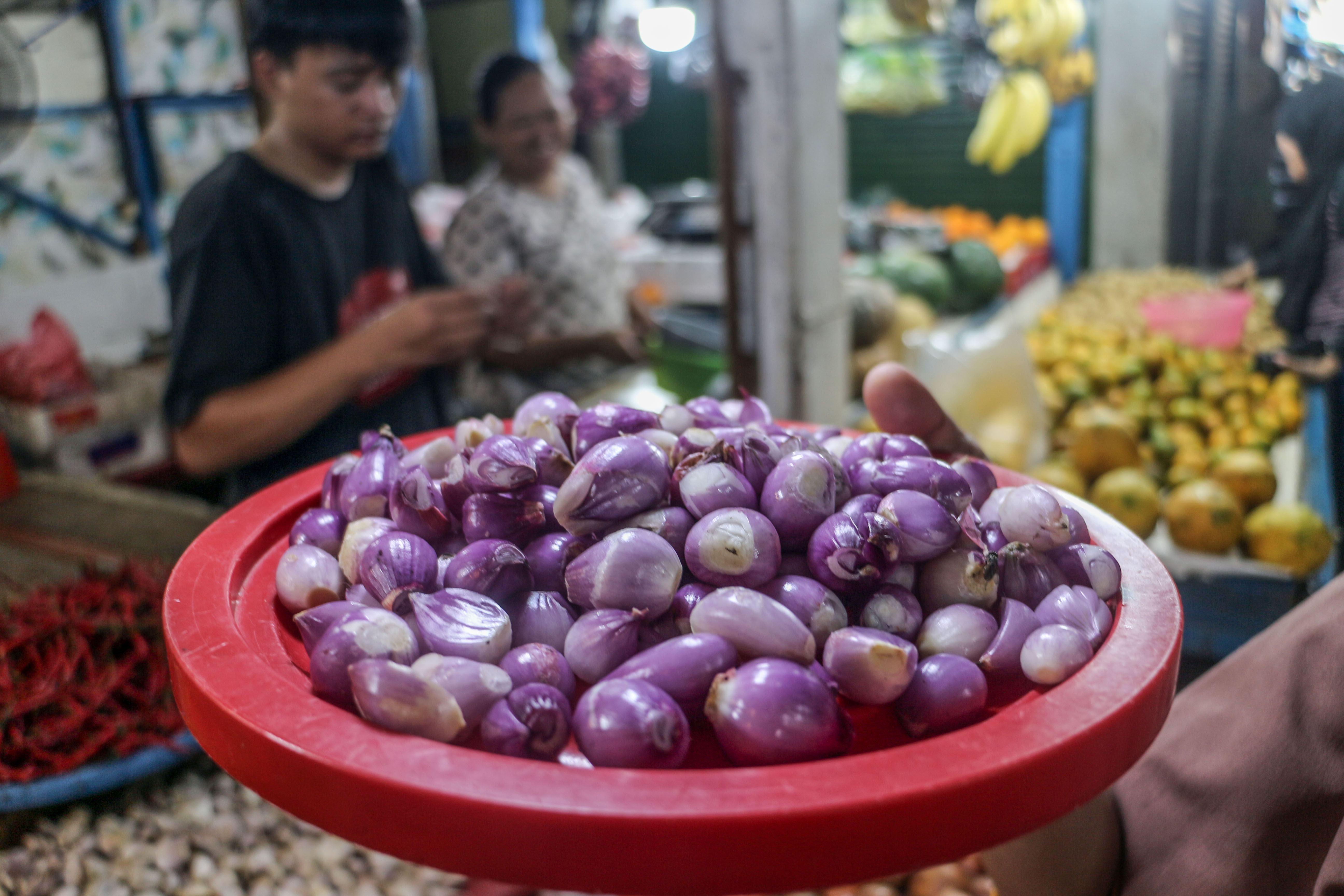 Pembeli memilih bawang merah di Pasar Agung, Kota Depok, Jawa Barat, 