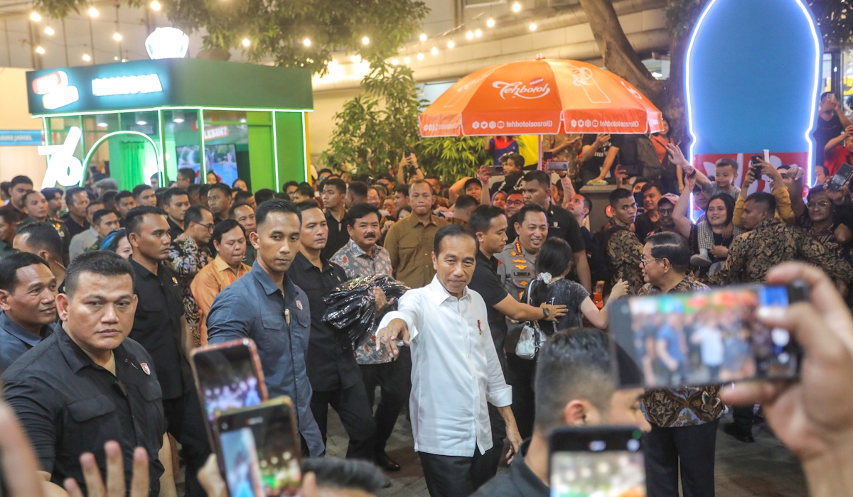 Presiden Joko Widodo meninjau venue Jakarta Fair Kemayoran (JFK) 2024 di JIExpo, Kemayoran, Jakarta 