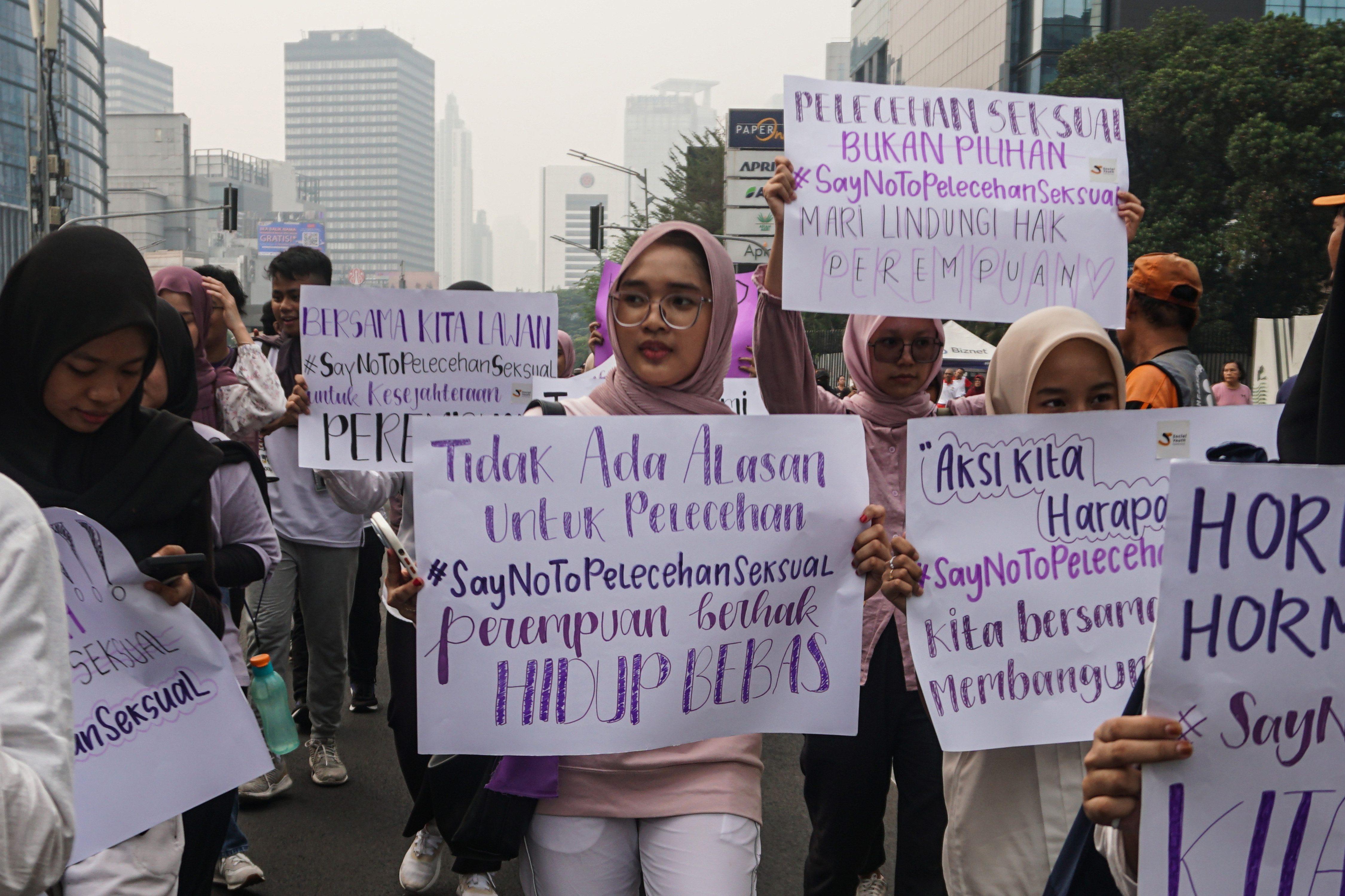 Sosialisasi pencegahan pelecehan seksual pada Hari Bebas Kendaraan Bermotor (HBKB) di Jalan Jenderal Sudirman, Jakarta, Minggu (24/12/2023)