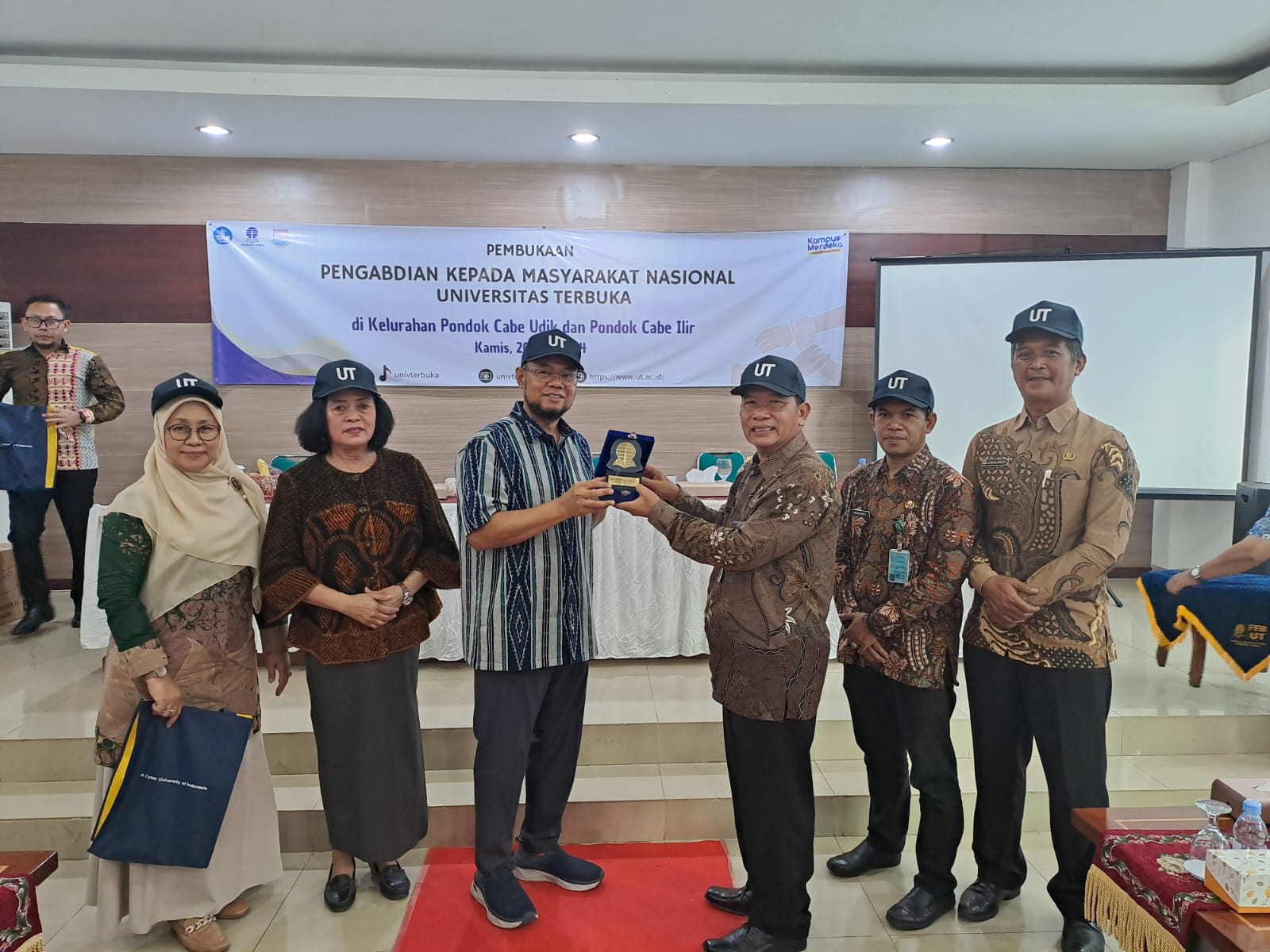 Kolaborasi UT dengan Kelurahan Pondok Cabe Udik dan Kelurahan Pondok Cabe Ilir di Kecamatan Pamulang, Tangsel