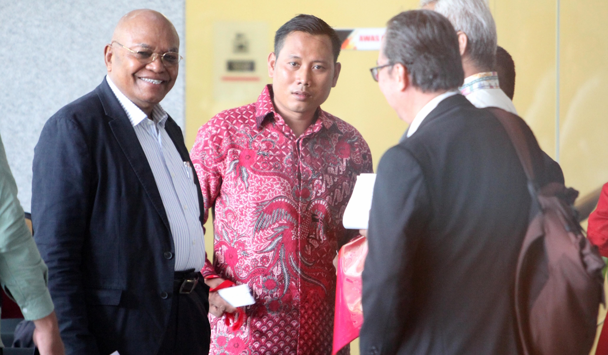 Staf Sekjen PDIP Hasto Kristiyanto, Kusnadi (kanan) berdiskusi dengan tim penasihat hukum 