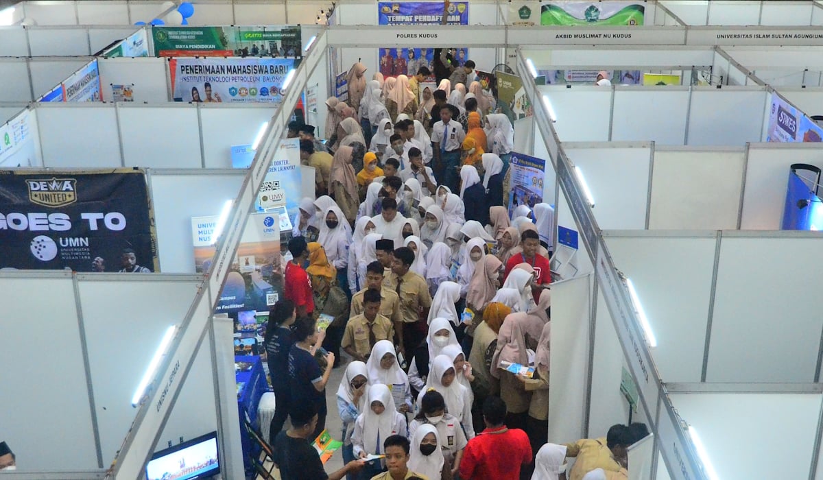 Sejumlah siswa mencari informasi tentang perguruan tinggi saat acara Expo Perguruan Tinggi 