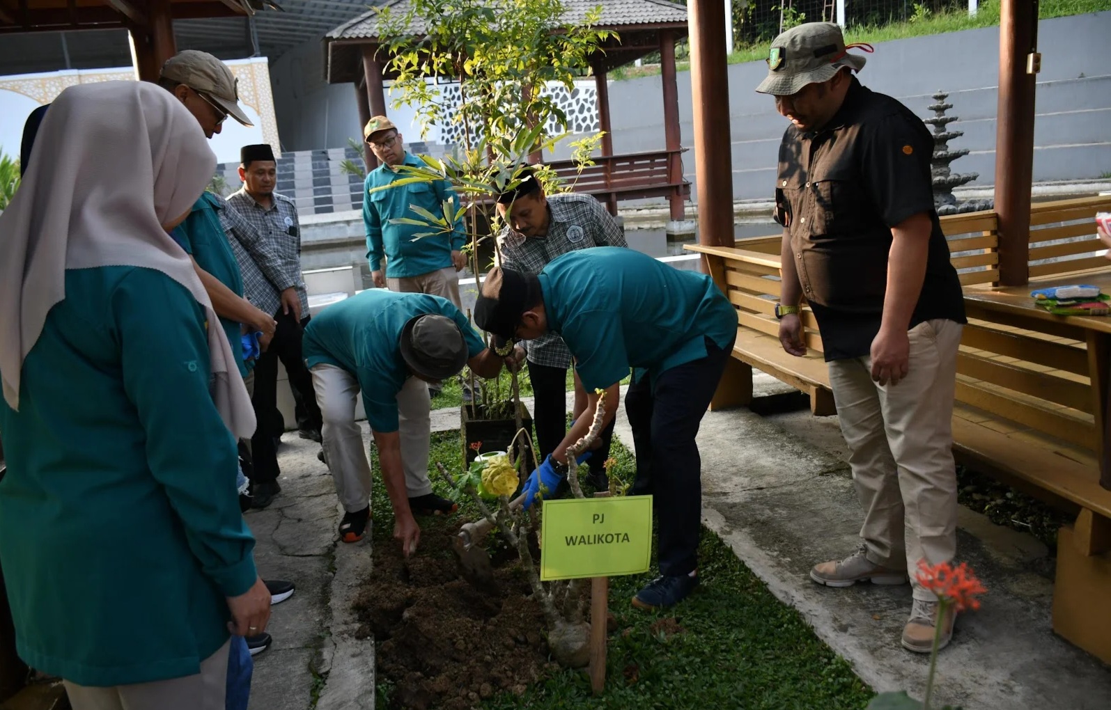 Pj Wali Kota Sukabumi Kusmana Hartadji menanam pohon di lingkungan SMP IT Hayattan Thayyiban 
